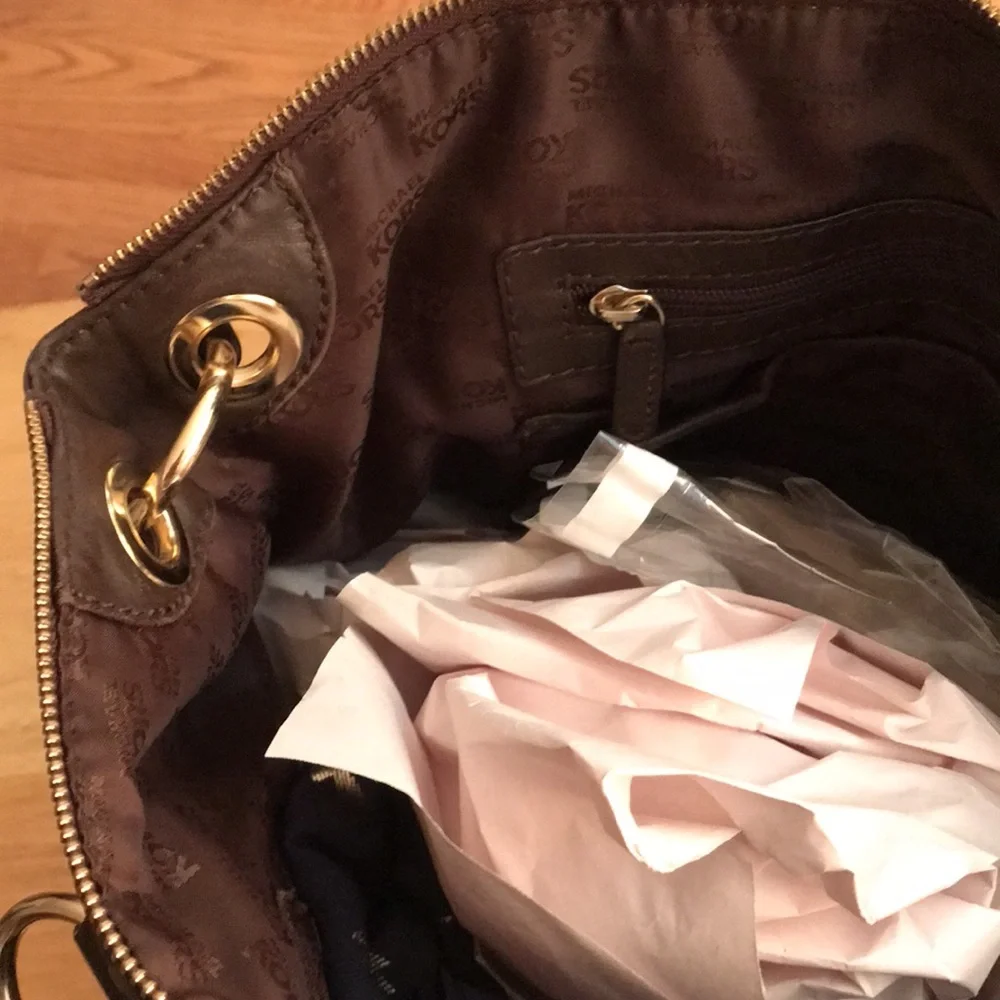 MICHAEL KORS butter soft brown leather purse. EUC - Picture 13 of 13